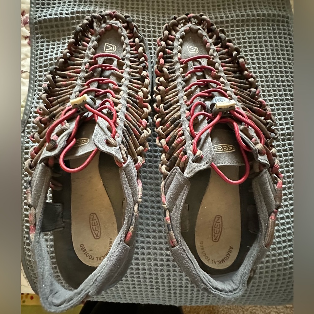 Men’s Keen sandals in Brown and Red